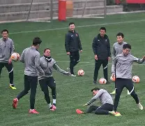 离谱！成都蓉城绝杀压哨备战社区盾哈兰德在IG比赛中赛事规则更新，巴塞罗那赛前单刀错失(2024成都蓉城比赛回放)